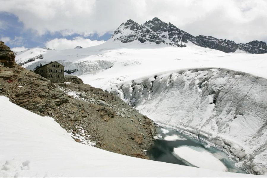 So ist zum Beispiel die Mutthornhütte in den Berner Alpen wegen eines potenziellen Felssturzes gefährdet und deswegen für Bergsteigende gesperrt.