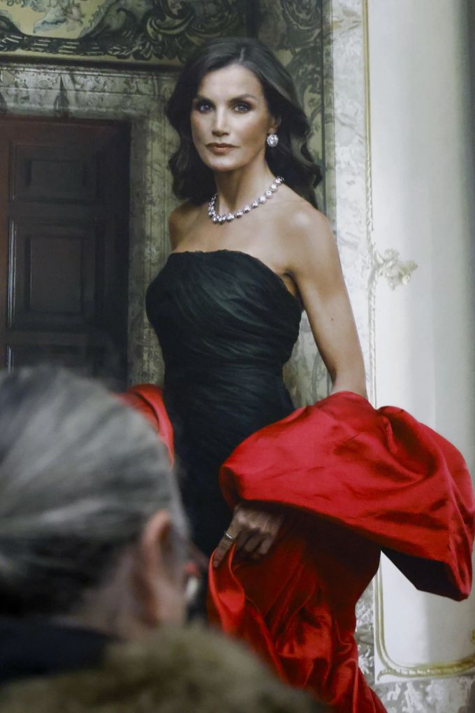 Das Porträt der spanischen Königin Letizia von der US-amerikanischen Fotografin Annie Leibovitz ist in der spanischen Zentralbank in Madrid, Spanien, ausgestellt. letizia