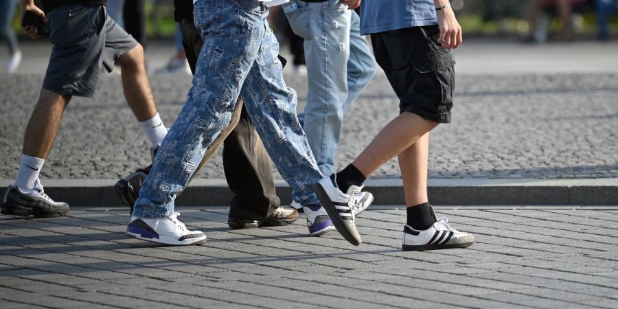 Vor allem unter jungen Männern beobachten die Forscher einen stärkeren Hang zu rechtem Gedankengut. (Symbolbild)