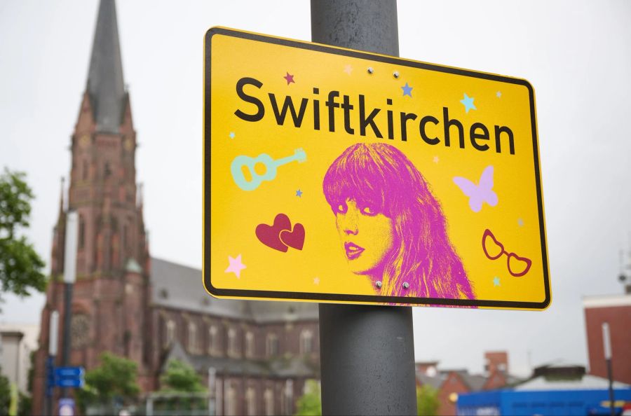 Ortsschild "Swiftkirchen" zu Ehren von Taylor Swift