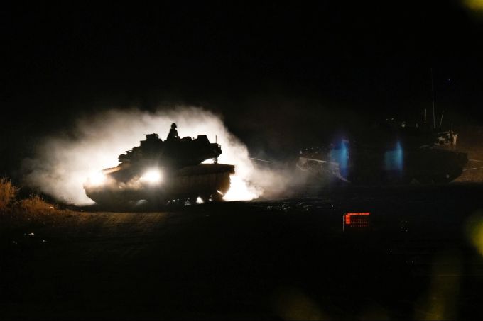 Ein israelischer Panzer manövriert im Norden Israels nahe der israelisch-libanesischen Grenze. Nahostkonflikt – Israel