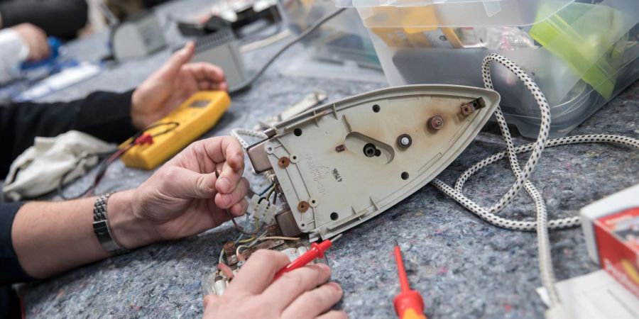 Haushaltsgeräte reparieren statt wegwerfen: Fehlersuche und Reparatur in einem Repair-Cafe können sich lohnen.