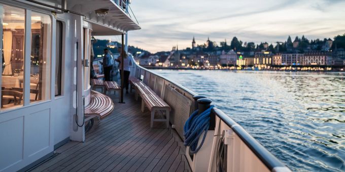 Vom 21. Oktober 2024 bis zum 17. April 2025 legt sich eine ruhige, fast magische Stimmung über den Vierwaldstättersee. Die besinnliche Winterzeit lädt dazu ein, die verschneiten Ufer, die klaren Berglandschaften und die besondere Atmosphäre in aller Ruhe zu geniessen. Die SGV bietet eine breite Palette an Erlebnissen und kulinarischen Highlights an, um diese einzigartige Jahreszeit auf dem See voll auszukosten. SGV
