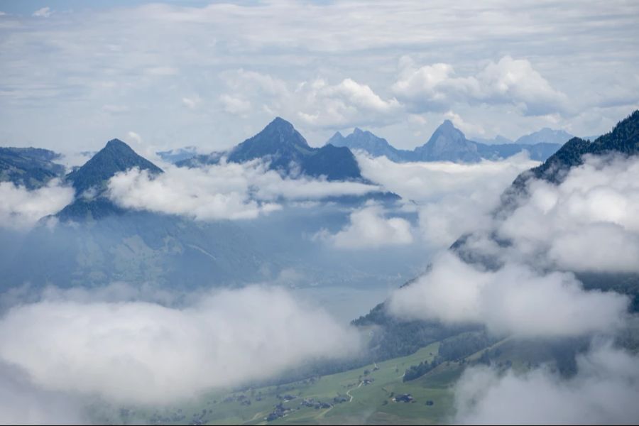 Die Gipfel und Kreten der Schweizer Berge werden von Wolken bedeckt werden. (Archivbild)