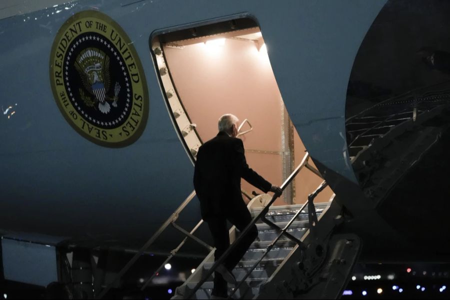 Seine Entscheidung sorgt für viel Kritik: Präsident Joe Biden beim Einsteigen in die Air Force One.