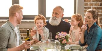 Familie beim Essen