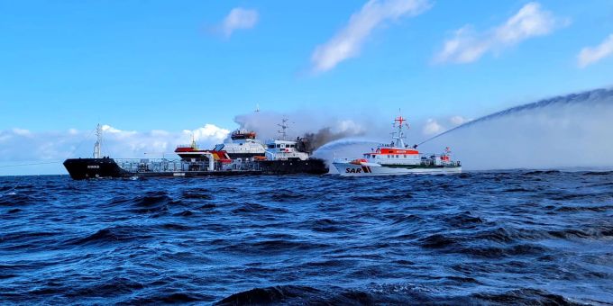 Kampf gegen die Flammen: Seenotretter gehen gegen den Brand auf dem Küstentankschiff «Annika» vor. Öltanker «Annika» brennt vor Kühlungsborn