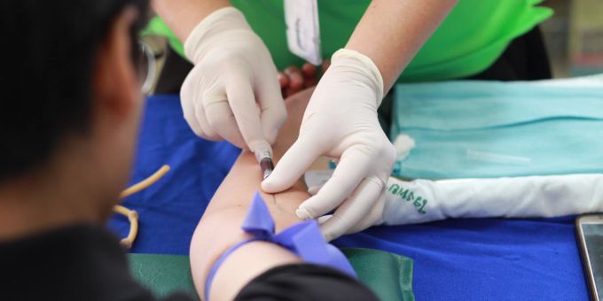 In der Schweiz gibt es Probleme mit der Verfügbarkeit von Impfungen. Mann wird geimpft