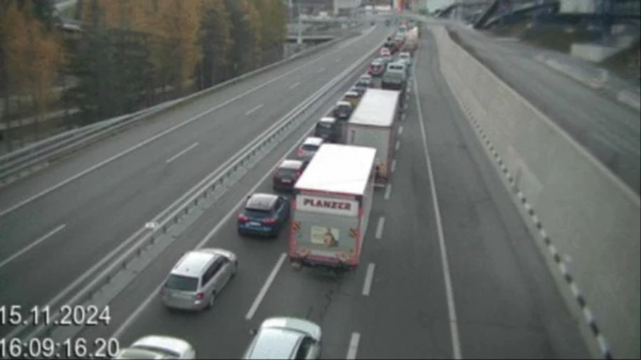 Auch beim Südportal stauen sich die Autos. Hier in Airolo.