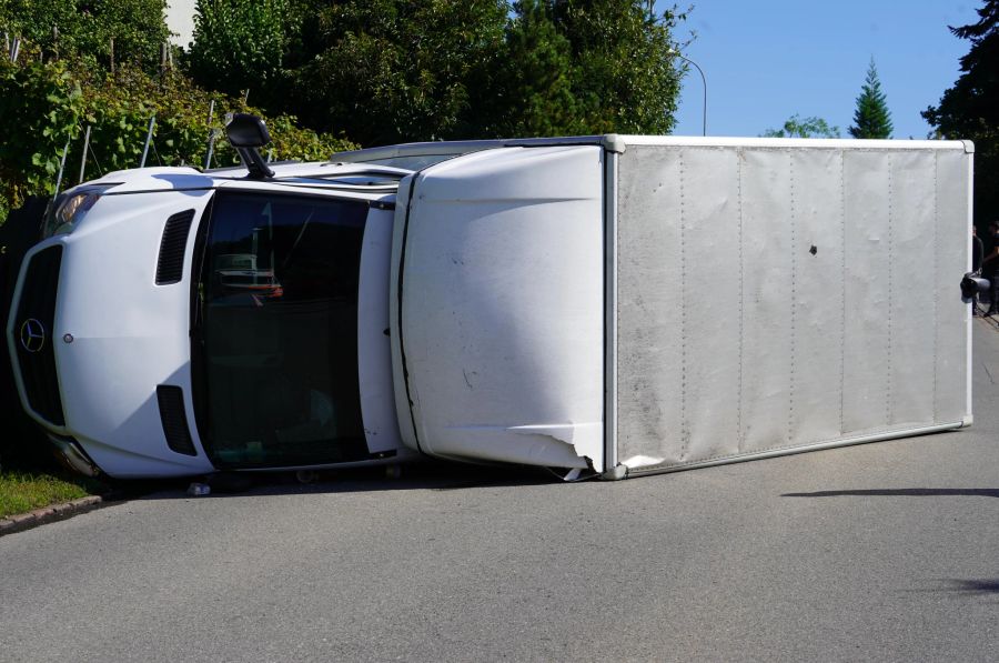 Bei einem Selbstunfall in Uerikon ZH kippt ein Lieferwagen.