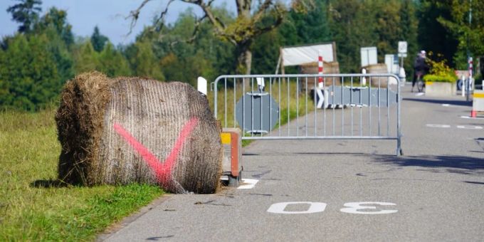 Die von der Gemeinde installierten Heuballen, die ein genervter Autofahrer aufs Feld gestossen hat. Heuballen auf der Langweidstrasse.