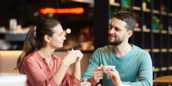 Mann und Frau trinken Kaffee