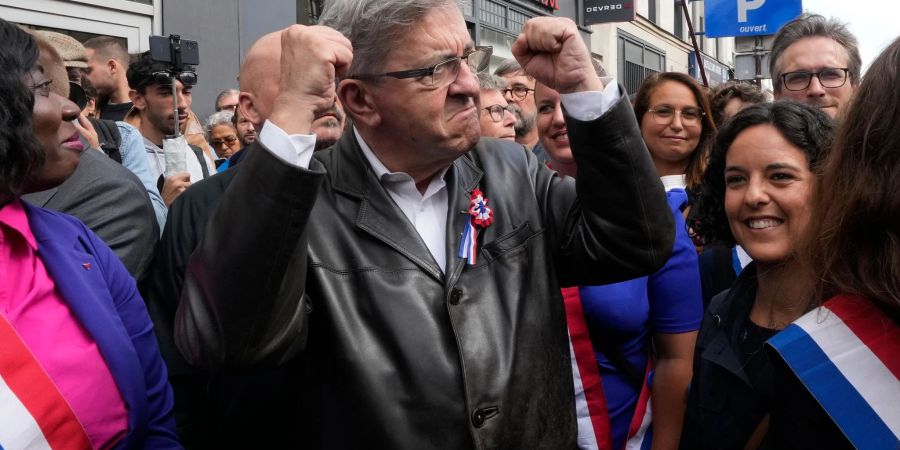 Auch der Anführer der Linkspartei, Jean-Luc Melenchon (M), nimmt an der Demonstration in Paris teil.