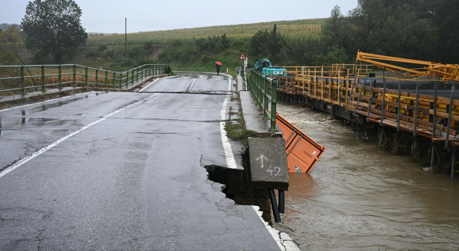 Eine zerstörte Brücke aufgenommen am Sonntag, 15. September 2024, in der Nähe von Böheimkirchen.