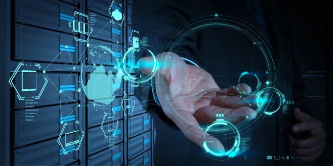 Daten-Governance, Professionalisierung, Skalierungen, Klärung von Haftungs- und Gewährleistungsfragen: Auf Gemeinden kommt IT-technisch immer Neues zu. Hand Diagramm digital blau