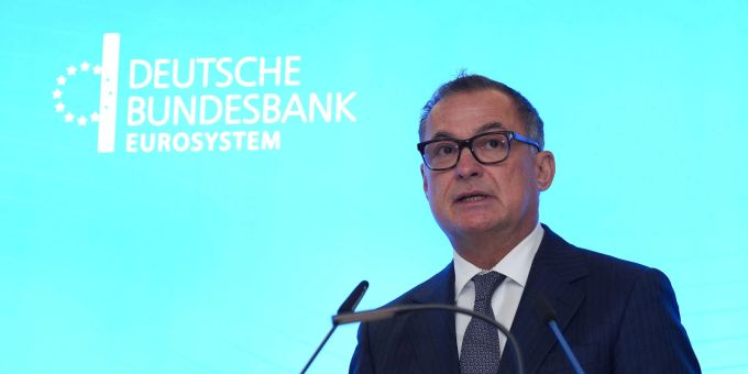 Bundesbank-Präsident Joachim Nagel bringt ein späteres Rentenalter ins Spiel im Kampf gegen die schwache Wirtschaft (Archivbild). Bundesbank-Präsident Joachim Nagel bringt ein späteres Rentenalter ins Spiel im Kampf gegen die schwache Wirtschaft (Archivbild).