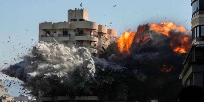 Trotz laufender Verhandlungen über eine Waffenruhe dauern die Kämpfe zwischen dem israelischen Militär und der libanesischen Hisbollah-Miliz an. Bilal Hussein/AP israel