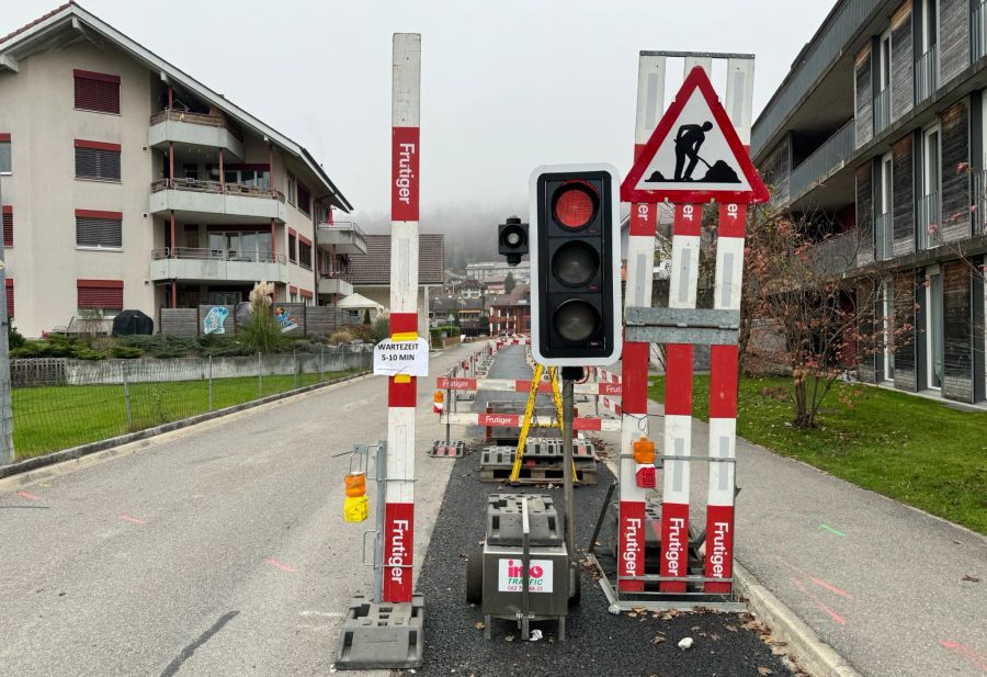 Die Baustelle ist lediglich 100 Meter lang. Die lange Wartezeit gibt es vor allem wegen der engen Platzverhältnisse im Baustellenbereich.