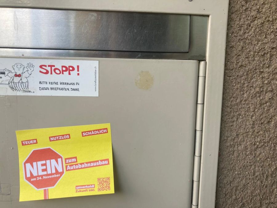 In mehreren Schweizer Städten, hier in Basel, wurden «Nein zum Autobahnausbau»-Flyer an Briefkästen geklebt.