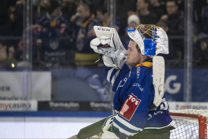 Leonardo Genoni muss sich sein Comeback beim EV Zug hart erarbeiten. Leonardo Genoni EV Zug