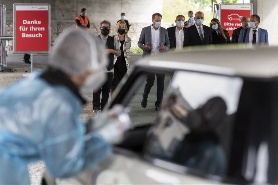 Bundesrat Alain Berset, 4. von rechts, besucht mit Pipo Kofmehl, Geschäftsleiter Kulturfabrik Kofmehl und Frau Landammann Susanne Schaffner, Regierungspräsidentin des Kantons Solothurn, von links, das Drive-In Corona-Testzentrum vor der Kulturfabrik Kofmehl, am 8. Juni 2021 in Solothurn.