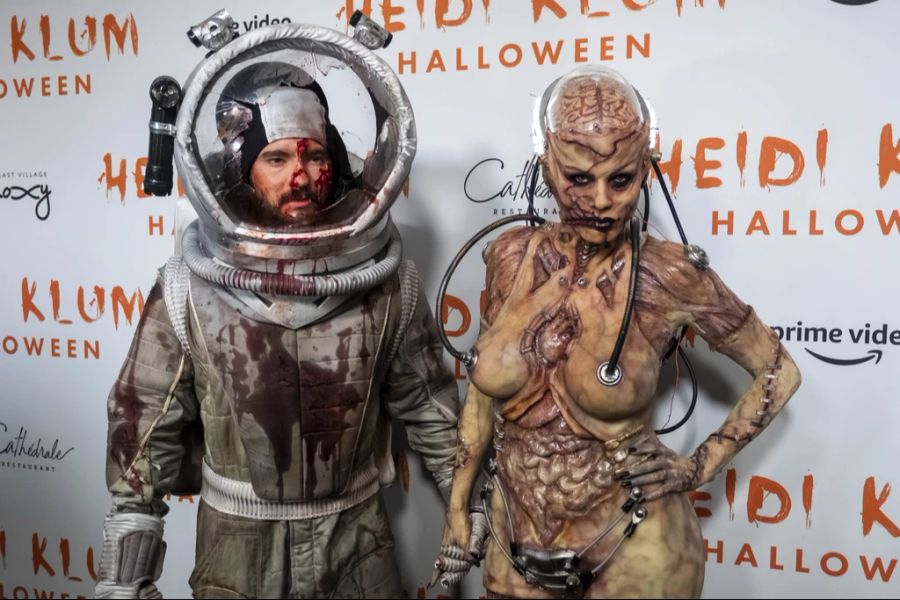 2019 verkleidete sich Heidi als gruseliges Alien. Ehemann Tom war ein blutiger Austronaut.