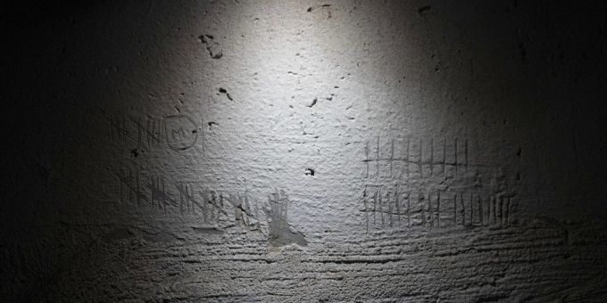 Bei der Untersuchung der zurückgegebenen Leiche entdeckte die ukrainische Generalstaatsanwaltschaft Folterspuren. (Archivbild) Wand mit Zeichen Russland