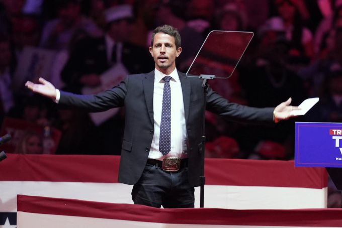 Der Komiker Tony Hinchcliffe sorgte mit einem rassistischen Witz bei der Trump-Kundgebung für viel Kritik. Sogar das Wahlkampfteam von Donald Trump distanzierte sich von dem umstrittenen Witzemacher. Donald Trump
