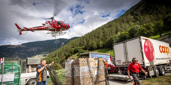 Eine Lebensmittellieferung zu Luft: Nun verfügt man in Saas-Fee und im restlichen Saastal wieder über ein grösseres Lebensmittelangebot. Saas-Fee Lebensmittellieferung