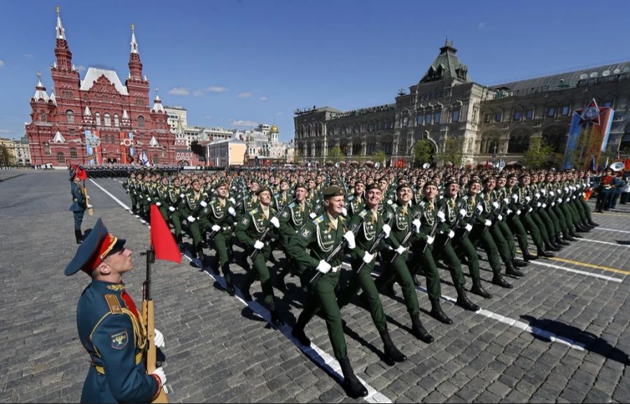 Bei der Parade in Moskau wird schweres Kriegsgerät und moderne Militärtechnik präsentiert. Überdies sollen 9000 Soldaten aufmarschieren, auch solche, die in der Ukraine kämpfen. (Archivbild)