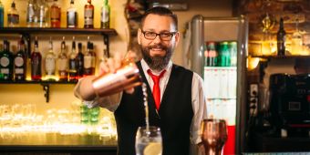 Barkeeper Shaker einschenken Glas Cocktail