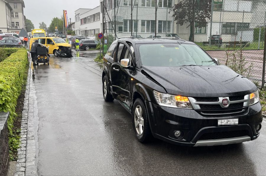 Bei der Kollision wurden zwei Personen verletzt.