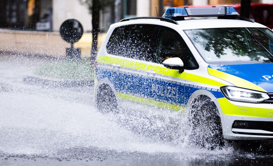 Die Polizei fahndet nun nach ihm.
