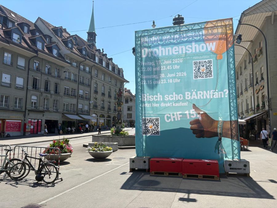 Auf dem Kornhausplatz wird auf die Drohnenshow hingewiesen.
