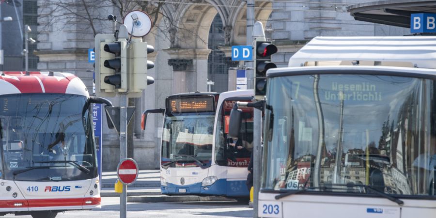 Der Bahnhofplatz ist eine Drehscheibe des öffentlichen Verkehrs. (Archivaufnahme)
