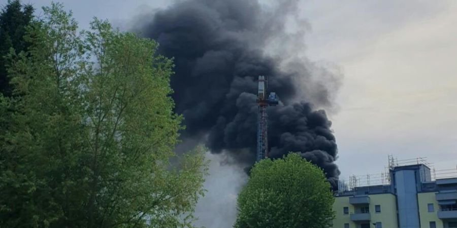 Nach der Explosion einer Gasflasche im Grenzgebiet von Oftringen und Zofingen AG ist starker schwarzer Rauch aufgestiegen.