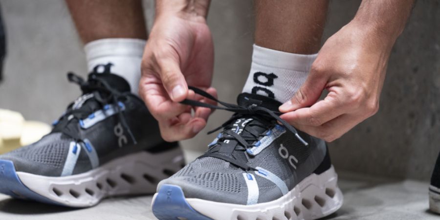Eine Recherche kritisiert die Arbeitsbedingungen bei Lieferanten von On. Der Zürcher Laufschuhhersteller hat auf die Vorwürfe reagiert. (Archivbild)