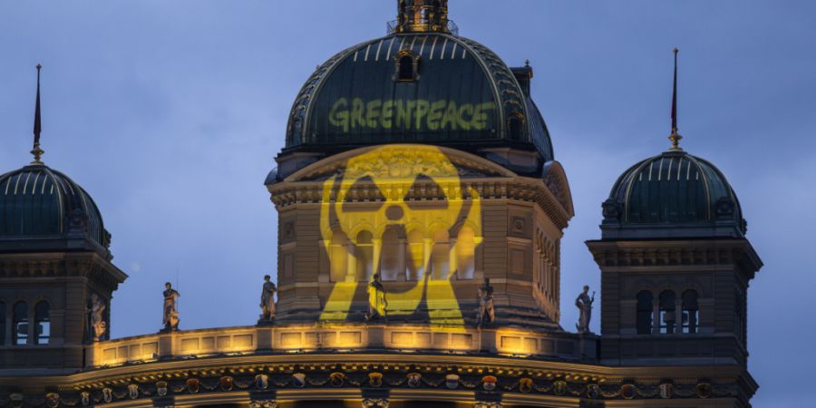 Die erste Projektion erinnerte an das Gemälde «Der Schrei» von Edvard Munch und war zum Protest so gestaltet, dass es dem Symbol der Radioaktivität ähnelt.