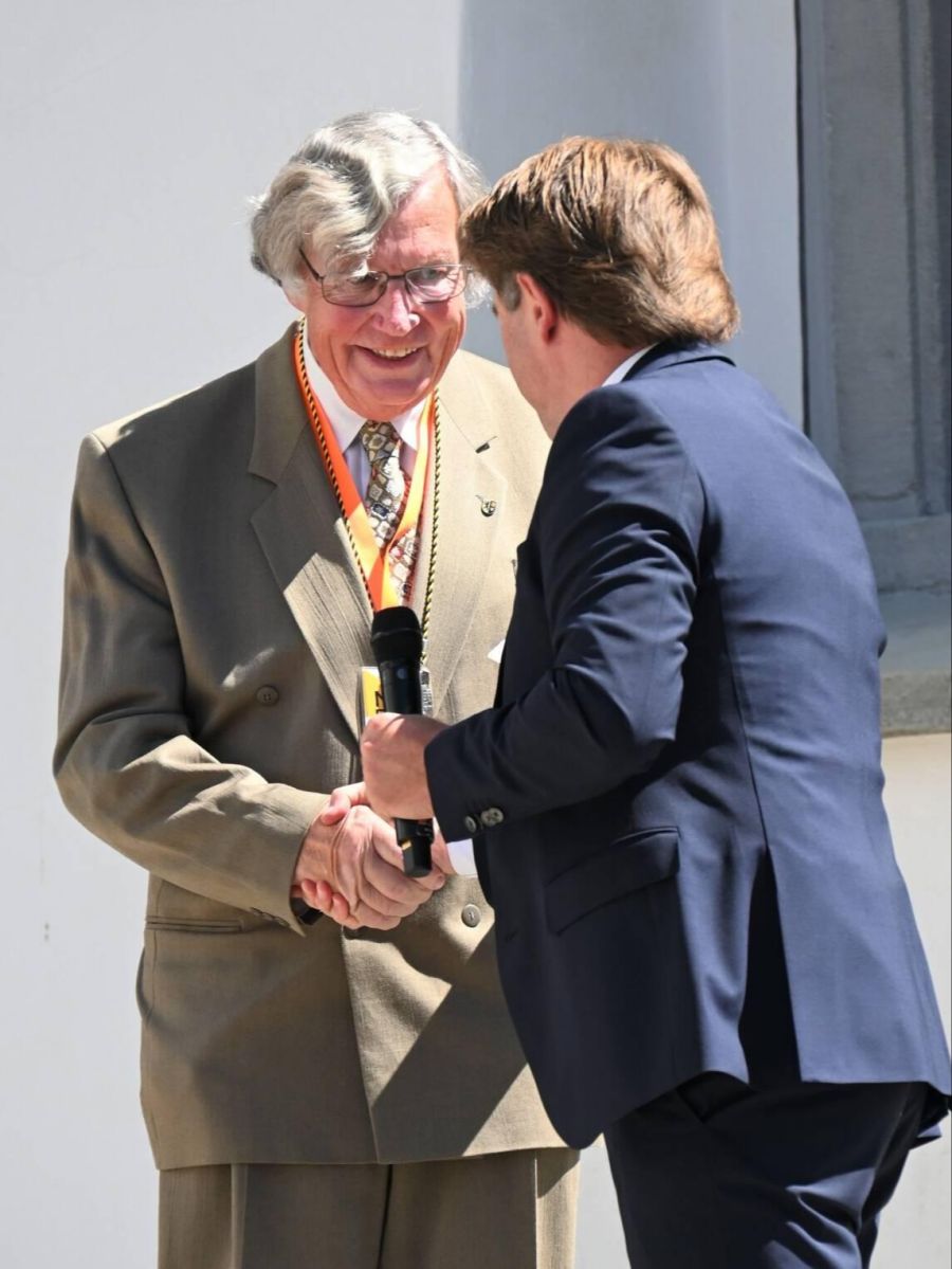Michael Lang, Oberbürgermeister von Wangen im Allgäu, überraschte Wil-Original Ruedi Schär (l.) mit einem «Gipfeli», das Schär bei seinen unzähligen Besuchen vor Ort immer gerne isst.