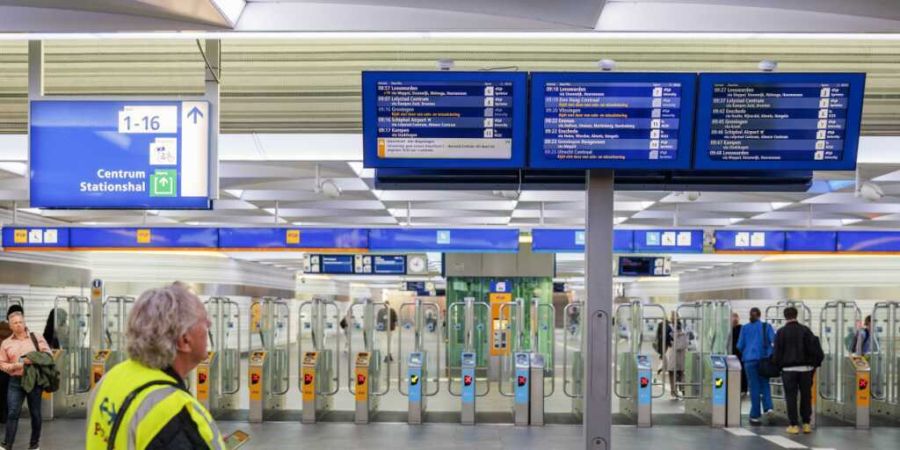 Fahrgastinformation am Bahnhof Zwolle. Aufgrund einer Störung verkehren in Teilen des Landes keine Züge. Foto: Vincent Jannink/ANP/dpa