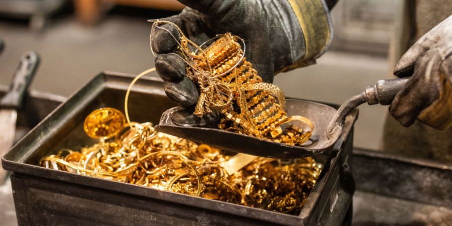 Das Bundesamt für Zoll und Grenzsicherheit hat einen organisierten Schmuggel von Altschmuck aufgedeckt. Im Bild Goldschmuck vor dem Einschmelzen zur Herstellung eines Goldbarrens. (Arc...