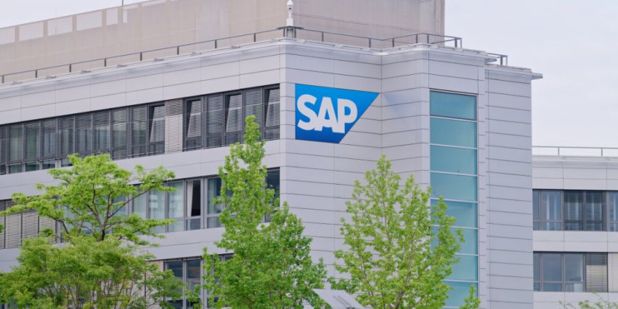 Das Logo des Softwarekonzerns SAP am Hauptgebäude des Unternehmens in Walldorf. (Archivbild)