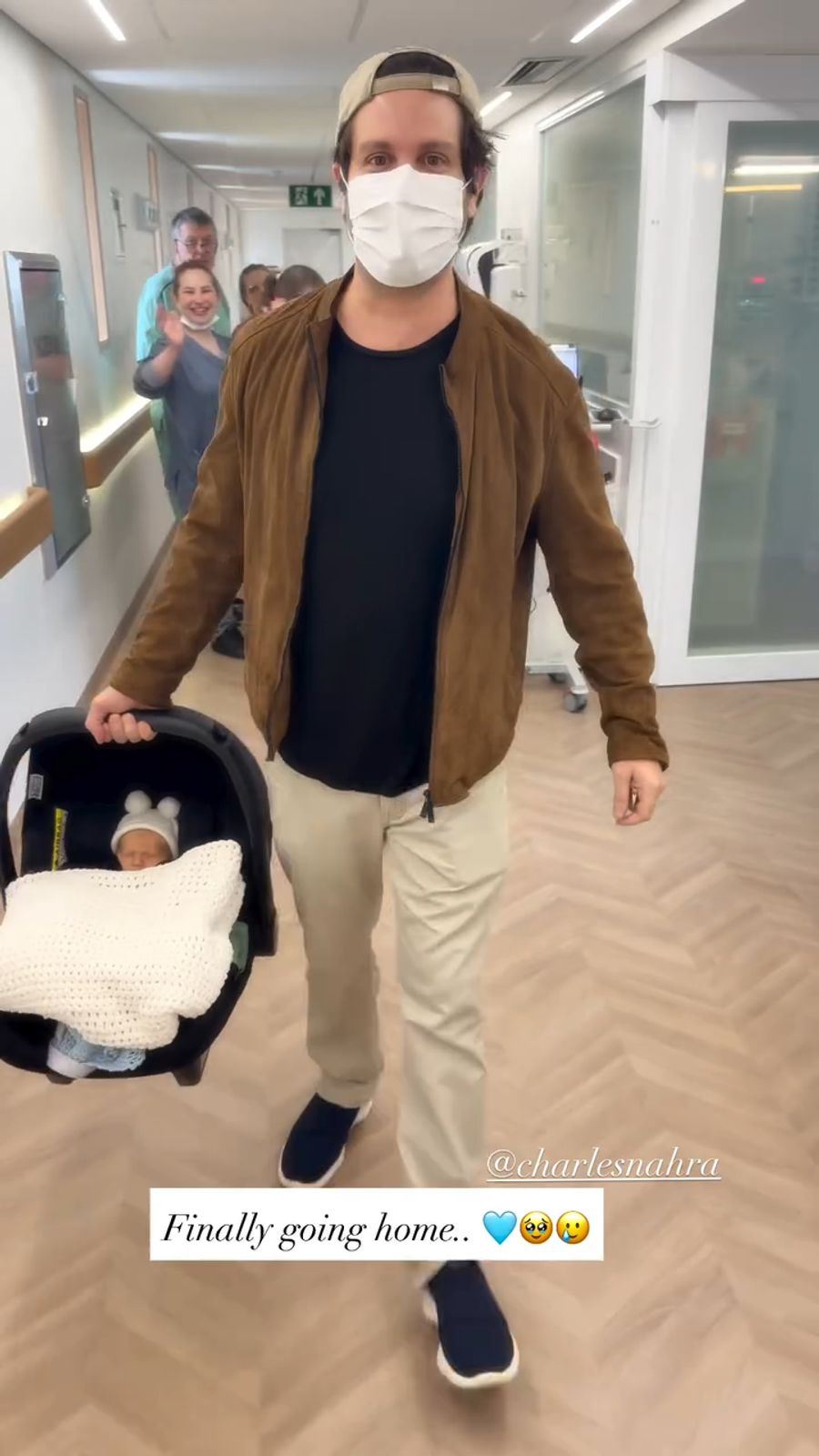 Kerstin Cook darf mit Söhnchen Julian das Spital verlassen.