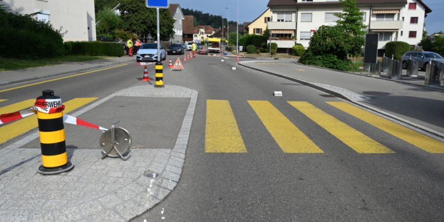Bei einem Überholmanöver kollidierte ein Motorradfahrer mit der Mittelinsel einse Fussgängerstreifens.
