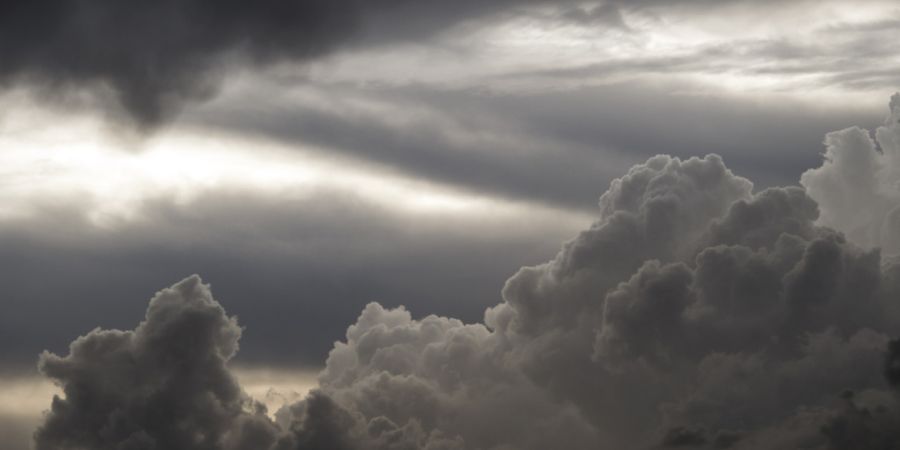 Das Gewitter am Mittwochabend sorgte bei der Luzerner Polizei für weniger Einsätze als noch am Dienstagabend. (Symbolbild)