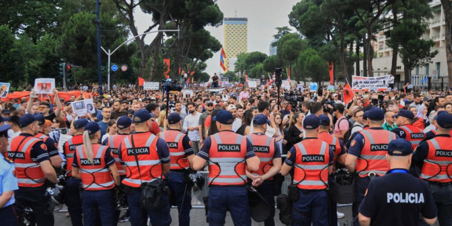 Polizeibeamte blockieren eine Straße während einer Demonstration gegen ein luxuriöses Küstenentwicklungsprojekt, das mit Jared Kushner und Ivanka Trump in Verbindung gebracht wird, ...