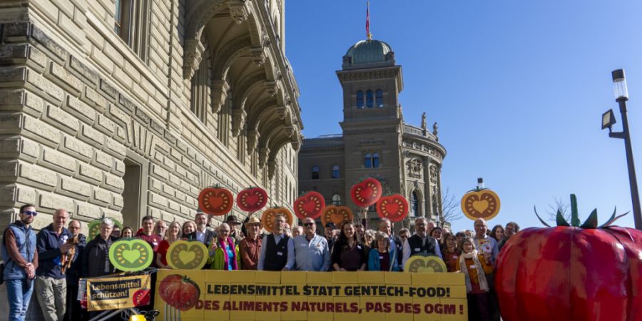 Das Komitee der Lebensmittelschutz-Initiative reichte die Unterschriftenbögen am 27. Februar bei der Bundeskanzlei ein. (Archivbild)