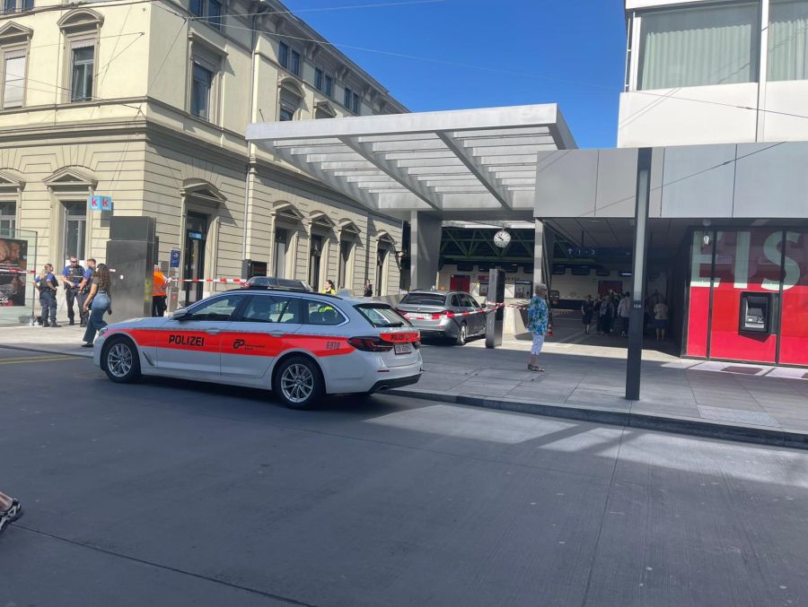 Der Mann habe gemäss einem Augenzeugen «Allahu Akbar» gerufen und auf vier Passanten eingestochen.