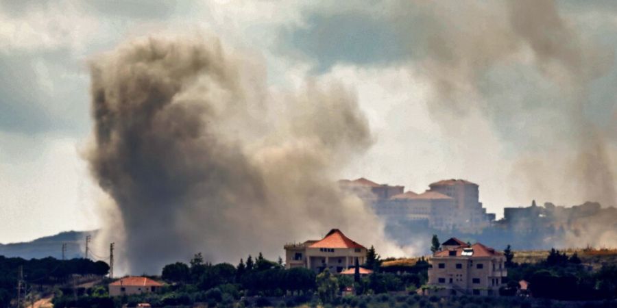 Rauchschwaden sind nach einem israelischen Luftangriff auf das südlibanesische Dorf Kfar Tebnit im Gouvernement Nabatieh zu sehen. Foto: Stringer/dpa
