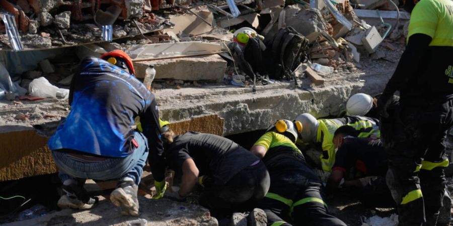 Rettungskräfte durchsuchen am Tag nach dem Erdbeben in Pereira, Kolumbien, ein Trümmerfeld, in dem ihrer Meinung nach möglicherweise eine Person verschüttet ist. Foto: Fernando Verg...